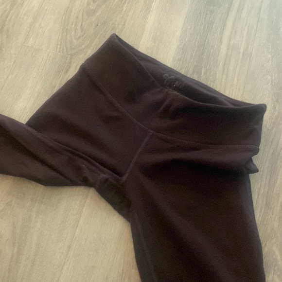 Aritzia TNA maroon coloured skinny leggings - Picture 2 of 11